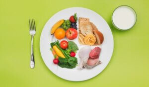 ChooseMyPlate Healthy Food and Plate of USDA Balanced Diet Recommendation