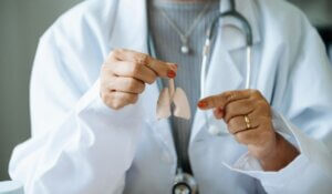 Female doctor holding Lungs in hand on right side