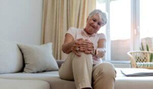 Senior woman with osteoarthritis pain in the knee.
