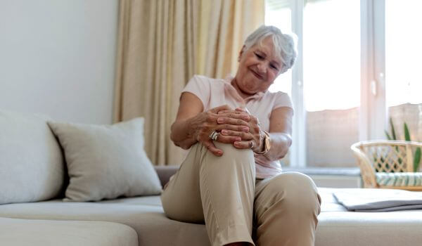 Senior woman with osteoarthritis pain in the knee.