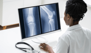 How is the cause of knee pain identified