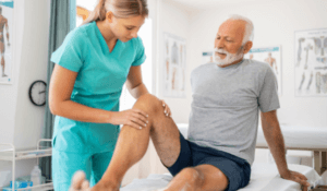 What are the symptoms of knee pain Symptoms of knee pain can vary depending on the location.