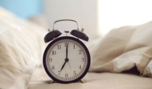 Long-term consequences of early-morning surges in blood glucose.