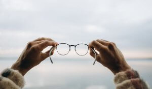 Identify 5 objects within sight