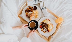 What food helps to regulate sleep when travelling