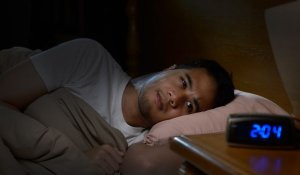 Man can't fall asleep but knows that insomnia affects brain health