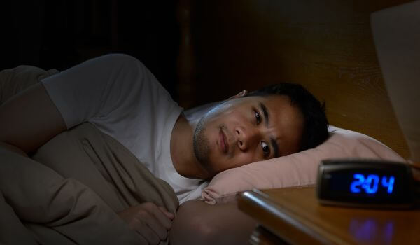 Man can't fall asleep but knows that insomnia affects brain health